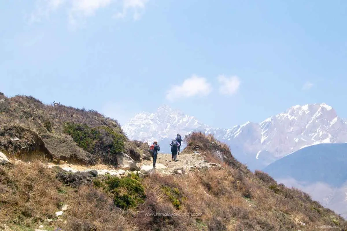 Manaslu Circuit trail with mountain views